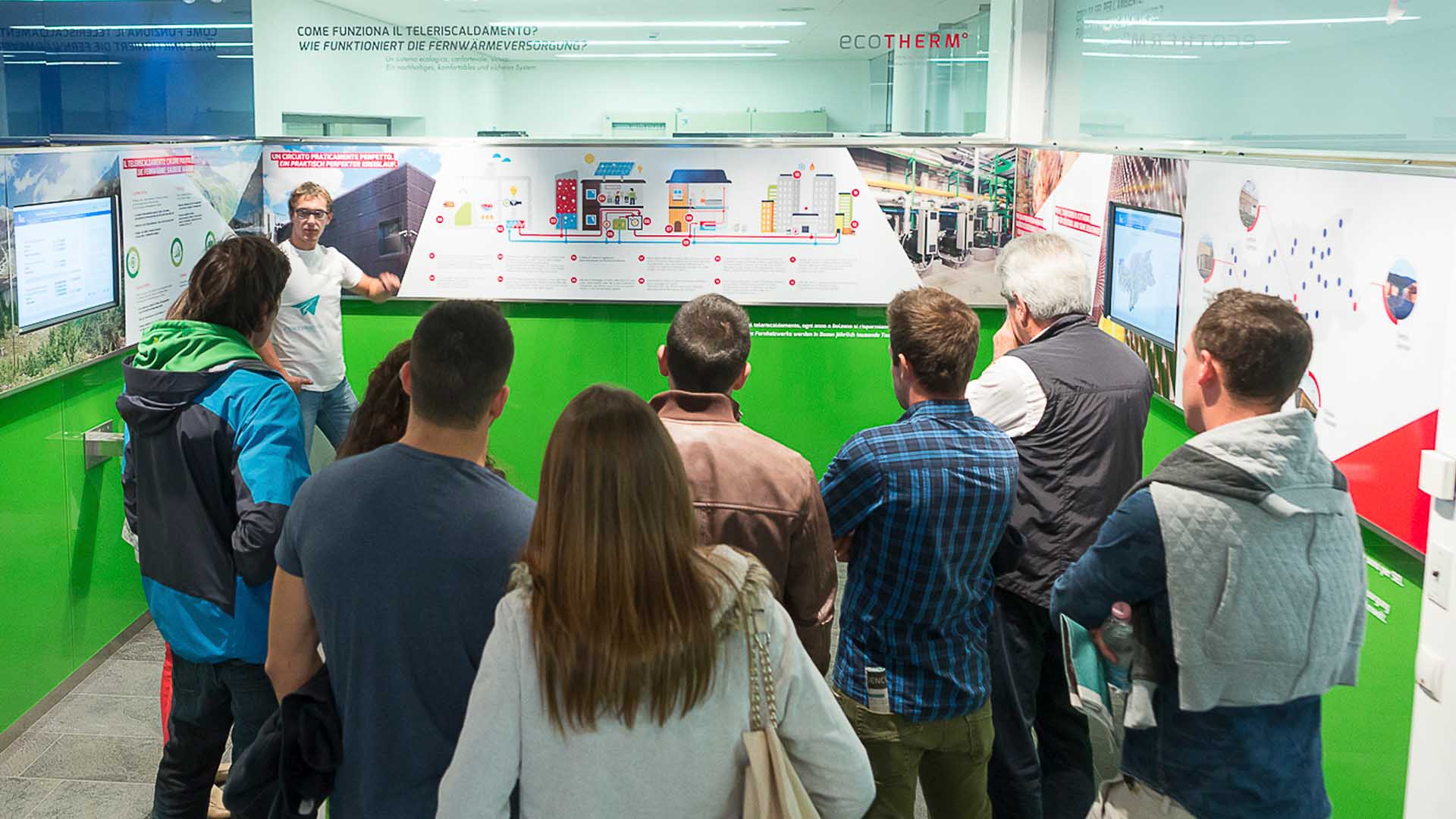 eine Gruppe von Menschen, die einer Führung folgen