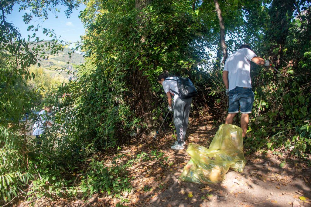 Cittadini e collaboratori di Alperia a pulire gli argini del Talvera