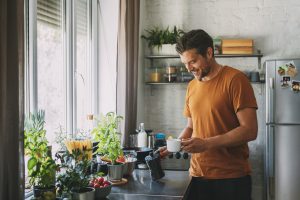 Uomo prepara caffè in cucina