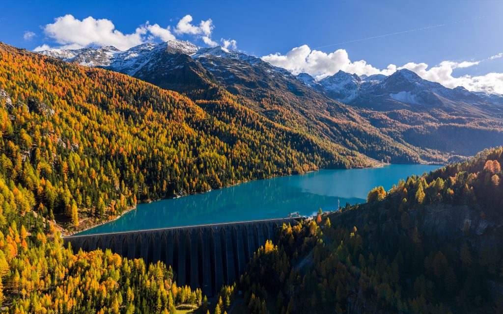 Panorama dolomitico con bacino idroelettrico