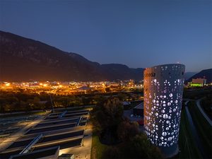 Vista notturna della centrale di teleriscaldamento Alperia di Bolzano