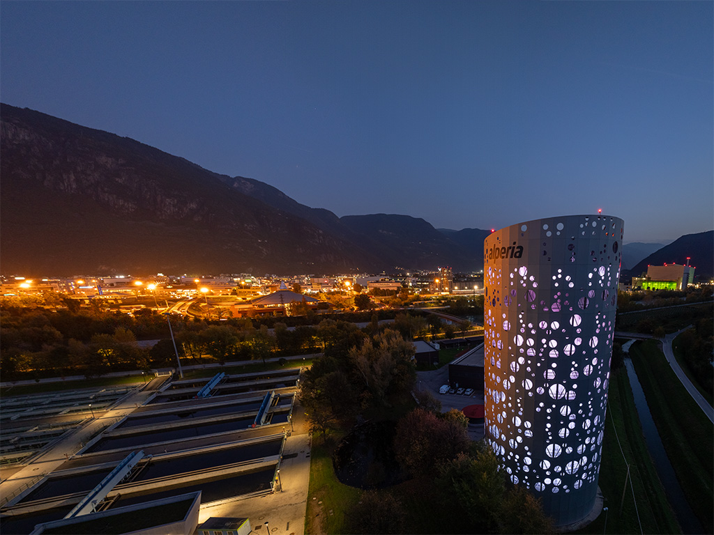 Vista notturna della centrale di teleriscaldamento Alperia di Bolzano